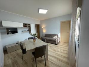 Una cocina y una sala de estar con mesa y sillas. en “I Niputeddi”, en Nicolosi