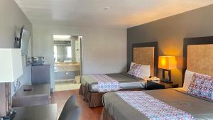 Una cama o camas en una habitación de Island Suites Bay City