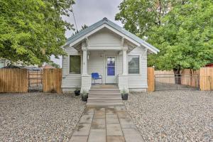 una casa blanca con una silla azul en un patio en Pet-Friendly Baker City Escape with Private Yard!, en Baker City