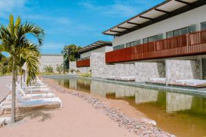 un hotel con piscina y un complejo en Qavi - Flat completo com piscina privativa #ÎledePipa, en Pipa
