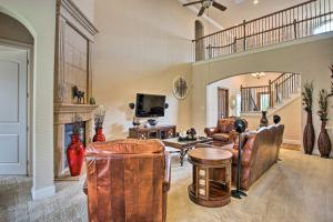 - un salon avec un canapé et une table dans l'établissement Expansive Texas Home about 4 Mi to Grapevine Lake!, à Flower Mound