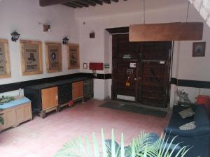 - un salon avec une grande porte et un canapé dans l'établissement Hotel Tres Piedras, à Zacatecas