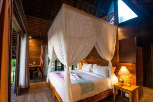 เตียงในห้องที่ The Kirana Tembok