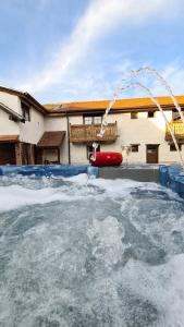 einen Pool mit einem roten Brunnen im Schnee in der Unterkunft Ilimbav 122 - Guest House in Ilimbav
