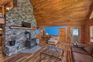 Cozy Family-Friendly Pine Grove Cabin with Fire Pit! tesisinde bir oturma alanı