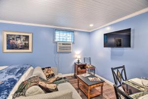 Χώρος καθιστικού στο Updated Williamstown Apartment with Kitchen!