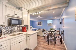 Η κουζίνα ή μικρή κουζίνα στο Updated Williamstown Apartment with Kitchen!