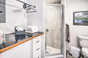 Ένα μπάνιο στο Updated Williamstown Apartment with Kitchen! +17 φωτογραφίες