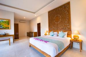 Giường trong phòng chung tại The Kirana Tembok