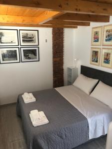 una camera da letto con un letto con due asciugamani sopra di LUXURY vertical open space a Sangiano