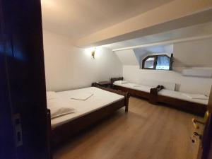 スフントゥ・ゲオルゲにあるCasa de vacanta Spiritul Delteiのベッド2台と窓が備わる小さな客室です。