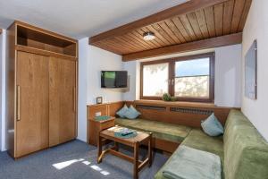 una pequeña sala de estar con sofá y ventana en Fenderhof, en Sölden