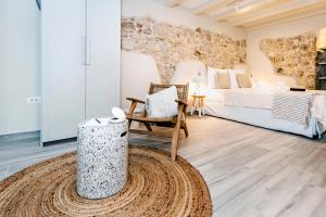 1 dormitorio con 1 cama, 1 silla y 1 alfombra en Yellow House Rovinj en Rovinj