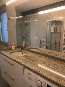 un bagno con lavandino e specchio di LUXURY vertical open space a Sangiano