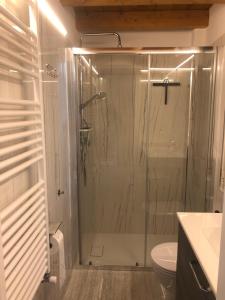 un bagno con doccia, wc e lavandino di LUXURY vertical open space a Sangiano Altre 27 foto