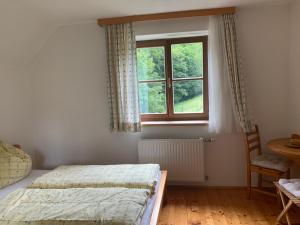 Łóżko lub łóżka w pokoju w obiekcie Koschak Wirt & Weinbauer