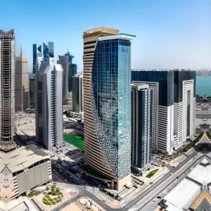 Blick auf die Skyline der Stadt mit hohen Gebäuden in der Unterkunft The Bentley Luxury Hotel & Suites in Doha