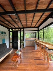 DosquebradasにあるHotel Pachamama Campestreのソファとテーブルのあるリビングルーム