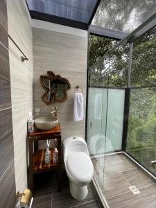 A bathroom at Pachamama finca hotel - spa