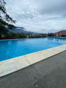 A piscina localizada em Villa Raja Puncak ou nos arredores