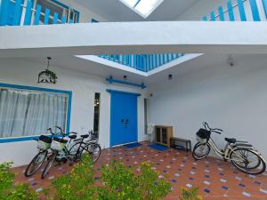 un grupo de bicicletas estacionadas en una habitación con una puerta azul en You Yue B&B, en Hualien City
