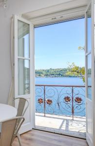 Pokój z balkonem z widokiem na ocean w obiekcie BELLAVISTA - Garda Leisure w mieście Salò