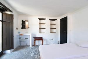 Postel nebo postele na pokoji v ubytování Aspro Paros Villa