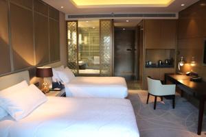 Habitación de hotel con 2 camas, escritorio y cocina en Primus Hotel Qipan Moutain Shenyang, en Shenyang