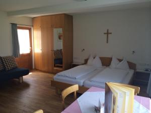 Postel nebo postele na pokoji v ubytování Gästehaus Bernhard