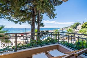 een balkon met uitzicht op de oceaan bij Apartments Villa Palma in Mlini