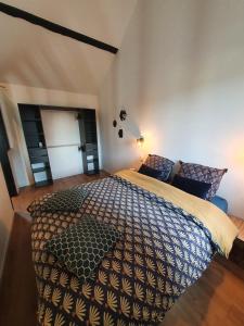 - une chambre avec un grand lit dans l'établissement Le Loft de blossac, à Poitiers