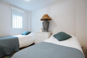 Un pat sau paturi într-o cameră la Pz triana amplio, moderno y luminoso apt 2d 2b