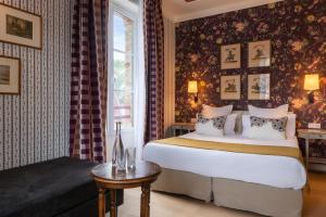une chambre d'hôtel avec un lit et une fenêtre dans l'établissement Hôtel Le Saint Christophe, à La Baule