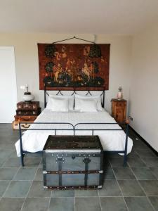 ドルチェアックアにあるIl Giardino Degli Uliviのベッドルーム1室(大型ベッド1台、大型ヘッドボード付)