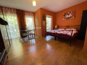 una camera con pareti arancioni e un letto in una stanza di Zentrumsnahe Ferienwohnung a Dresda