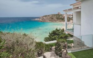 Blick auf den Strand von einem Haus in der Unterkunft Villa Bianca Luxury B&B Experience in Santa Teresa Gallura