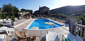 basen na patio z krzesłami i dom w obiekcie Casa Perla Holidays w mieście Juraši