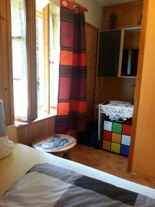 1 dormitorio con cama y cortina colorida en Bella Vita, en Český Krumlov