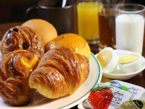 een bord croissants en andere zoete deegwaren op een tafel bij APA Hotel Komatsu in Komatsu