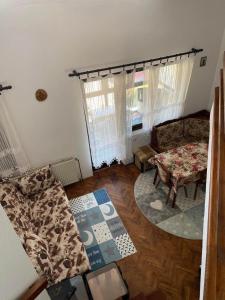 a living room with a couch and a table at Apartmani Nini Vlasina in Vlasina Rid