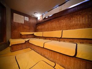 een kamer met rijen zitplaatsen in een kamer bij APA Hotel Komatsu in Komatsu
