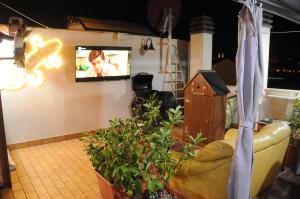 ein Wohnzimmer mit einem Sofa und einem TV an der Wand in der Unterkunft La casa di Luna in San Benedetto del Tronto