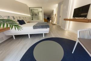 A television and/or entertainment centre at APARTAMENTOS CUME DO PINDO