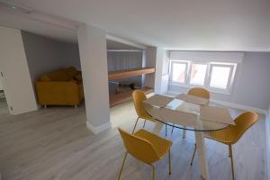 A seating area at APARTAMENTOS CUME DO PINDO