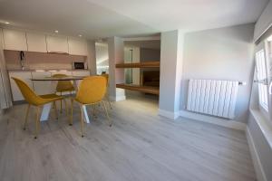 A kitchen or kitchenette at APARTAMENTOS CUME DO PINDO