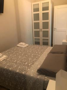 Un dormitorio con una cama y una puerta con toallas. en Casina Summer en Tirrenia