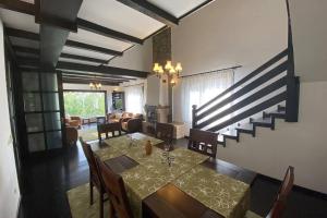 una sala da pranzo con tavolo e un soggiorno di Trout Cottage 2 a Predeluţ