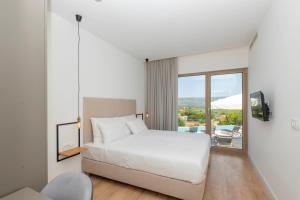 Posteľ alebo postele v izbe v ubytovaní Luxury villa Azure in Imotski, wellness oasis + 37 fotografií