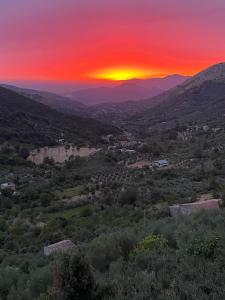 un tramonto su una città con le montagne sullo sfondo di B&B Le Fate a Sonnino Altre 22 foto