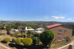 ein Luftblick auf ein Haus mit Büschen und Bäumen in der Unterkunft Newlands East, Durban Home, Panoramic•Peaceful• in Duffʼs Road